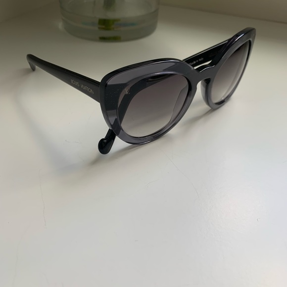 Authentic Louis Vuitton two tone gray sunglasses. - Picture 3 of 8